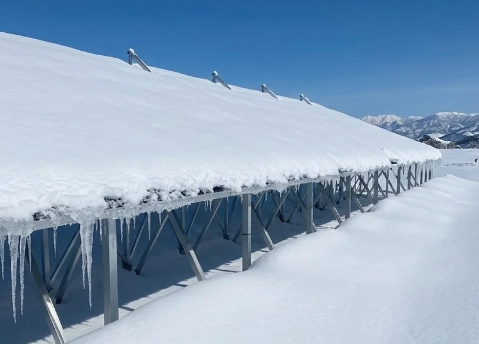 雪に埋もれた太陽光パネル
